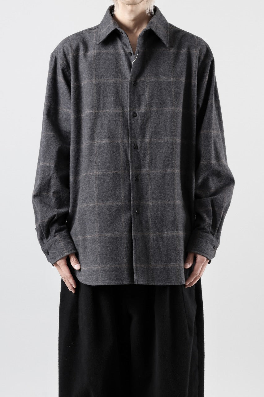 Load image into Gallery viewer, CAPERTICA 4 TUCK SHIRT / DARK MELANGE CHECK FLANNEL (CHARCOAL)