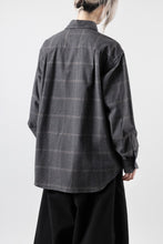 Load image into Gallery viewer, CAPERTICA 4 TUCK SHIRT / DARK MELANGE CHECK FLANNEL (CHARCOAL)