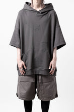 画像をギャラリービューアに読み込む, A.F ARTEFACT PYRA PATTERN PRINT SWEAT HOODIE SHORT SLEEVE (GREY)
