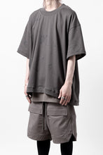 画像をギャラリービューアに読み込む, A.F ARTEFACT PYRA PATTERN PRINT CREW NECK SHORT SLEEVE TOPS (GREY)