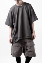 画像をギャラリービューアに読み込む, A.F ARTEFACT PYRA PATTERN PRINT CREW NECK SHORT SLEEVE TOPS (GREY)
