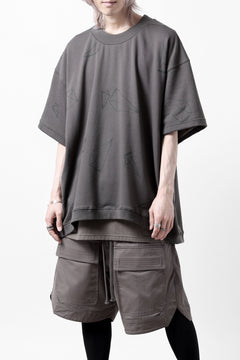 画像をギャラリービューアに読み込む, A.F ARTEFACT PYRA PATTERN PRINT CREW NECK SHORT SLEEVE TOPS (GREY)