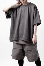 画像をギャラリービューアに読み込む, A.F ARTEFACT PYRA PATTERN PRINT CREW NECK SHORT SLEEVE TOPS (GREY)