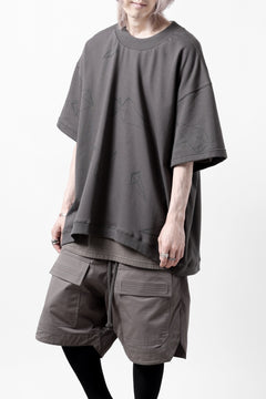 画像をギャラリービューアに読み込む, A.F ARTEFACT PYRA PATTERN PRINT CREW NECK SHORT SLEEVE TOPS (GREY)