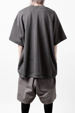 画像をギャラリービューアに読み込む, A.F ARTEFACT PYRA PATTERN PRINT CREW NECK SHORT SLEEVE TOPS (GREY)