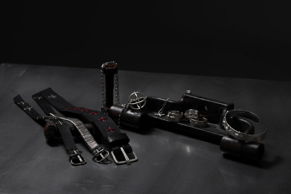 画像をギャラリービューアに読み込む, m.a+ thin silver cross studded wrist band / A-F2BL1/GR2,0 (BLACK)
