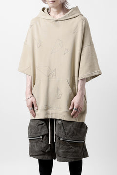 画像をギャラリービューアに読み込む, A.F ARTEFACT PYRA PATTERN PRINT SWEAT HOODIE SHORT SLEEVE (BEIGE)