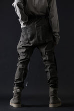 画像をギャラリービューアに読み込む, masnada BAGGY GUSSET POCKET PANTS / STRETCH RELIEF STRIPE COTTON (DUST)