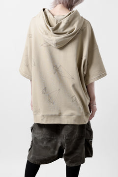 画像をギャラリービューアに読み込む, A.F ARTEFACT PYRA PATTERN PRINT SWEAT HOODIE SHORT SLEEVE (BEIGE)