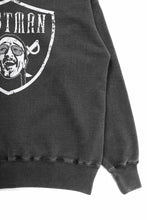 画像をギャラリービューアに読み込む, LASTMAN PRINTED CREW NECK -NFL- (BLACK)