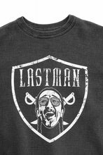 画像をギャラリービューアに読み込む, LASTMAN PRINTED CREW NECK -NFL- (BLACK)