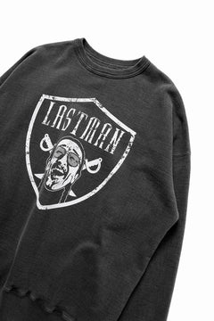 画像をギャラリービューアに読み込む, LASTMAN PRINTED CREW NECK -NFL- (BLACK)