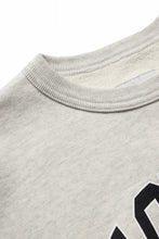 画像をギャラリービューアに読み込む, LASTMAN PRINTED CREW NECK -FC LM- (OATMEAL)