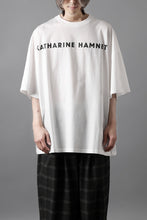 画像をギャラリービューアに読み込む, KATHARINE HAMNETT OVER SIZED FRONT LOGO TEE (WHITE)