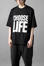 画像をギャラリービューアに読み込む, KATHARINE HAMNETT BIG SLOGAN TEE / CHOOSE LIFE (BLACK)