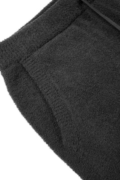 Load image into Gallery viewer, MASTERMIND WORLD LOUNGE LONG PANTS / SOFTLY BOA FLEECE (BLACK x CHARCOAL)