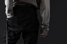 画像をギャラリービューアに読み込む, masnada BAGGY SCARRED STRETCH JEANS (SMEARED BLACK)