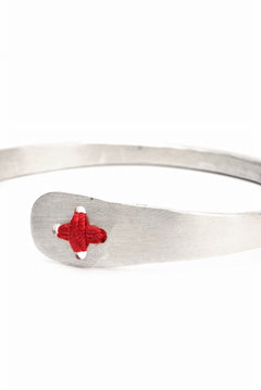 Load image into Gallery viewer, m.a+ stitched cross silver bangle / AB11/AG (SILVER)