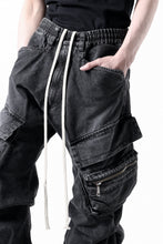 画像をギャラリービューアに読み込む, A.F ARTEFACT CARGO TUCK BAGGY PANTS / FADED DENIM (BLACK)