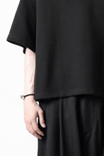 画像をギャラリービューアに読み込む, N/07 OVERSIZE TOP / RIBBED CARDBOARD KNIT JERSEY (BLACK)