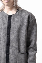 Load image into Gallery viewer, KLASICA BLACK CAT CREW NECK CARDIGAN / GRAINY PRINT BACK SIDE FLEECE (GREIGE)