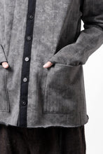 Load image into Gallery viewer, KLASICA BLACK CAT CREW NECK CARDIGAN / GRAINY PRINT BACK SIDE FLEECE (GREIGE)