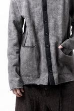 Load image into Gallery viewer, KLASICA BLACK CAT CREW NECK CARDIGAN / GRAINY PRINT BACK SIDE FLEECE (GREIGE)