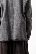 Load image into Gallery viewer, KLASICA BLACK CAT CREW NECK CARDIGAN / GRAINY PRINT BACK SIDE FLEECE (GREIGE)