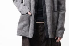 Load image into Gallery viewer, KLASICA BLACK CAT CREW NECK CARDIGAN / GRAINY PRINT BACK SIDE FLEECE (GREIGE)