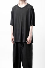 Load image into Gallery viewer, CAPERTICA OVERSIZED S/S TEE / SUPER 120s WASHABLE WOOL JERSEY (DARKNESS)