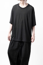 Load image into Gallery viewer, CAPERTICA OVERSIZED S/S TEE / SUPER 120s WASHABLE WOOL JERSEY (DARKNESS)