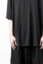 Load image into Gallery viewer, CAPERTICA OVERSIZED S/S TEE / SUPER 120s WASHABLE WOOL JERSEY (DARKNESS)