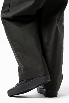 Load image into Gallery viewer, CAPERTICA 2 TUCK WIDE PANTS / GIZA COTTON MOLESKIN (OLIVE DRAB)
