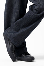 Load image into Gallery viewer, CAPERTICA WIDE SEAMLESS TROUSERS / ZIMBABWE COTTON LITE DENIM (INDIGO)