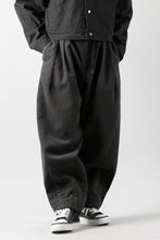 Load image into Gallery viewer, CAPERTICA BALLOON PANTS / NAPPING MOLESKIN (CHARCOAL)