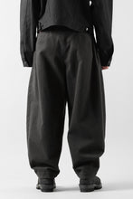 Load image into Gallery viewer, CAPERTICA BALLOON PANTS / NAPPING MOLESKIN (CHARCOAL)