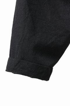 画像をギャラリービューアに読み込む, CAPERTICA SEAMLESS TROUSERS / WASHABLE WOOL GABARDINE (BLACK GRAY)