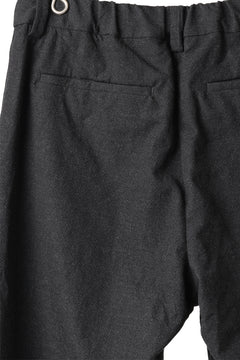 画像をギャラリービューアに読み込む, CAPERTICA SEAMLESS TROUSERS / WASHABLE WOOL GABARDINE (BLACK GRAY)