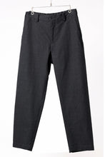 画像をギャラリービューアに読み込む, CAPERTICA SEAMLESS TROUSERS / WASHABLE WOOL GABARDINE (BLACK GRAY)
