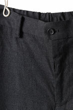画像をギャラリービューアに読み込む, CAPERTICA SEAMLESS TROUSERS / WASHABLE WOOL GABARDINE (BLACK GRAY)