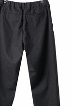 画像をギャラリービューアに読み込む, CAPERTICA SEAMLESS TROUSERS / WASHABLE WOOL GABARDINE (BLACK GRAY)