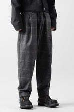 Load image into Gallery viewer, CAPERTICA PEGTOP EASY PANTS / DARK MELANGE CHECK FLANNEL (CHARCOAL)