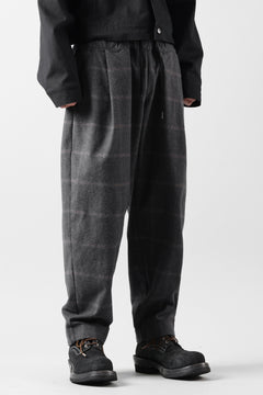 Load image into Gallery viewer, CAPERTICA PEGTOP EASY PANTS / DARK MELANGE CHECK FLANNEL (CHARCOAL)
