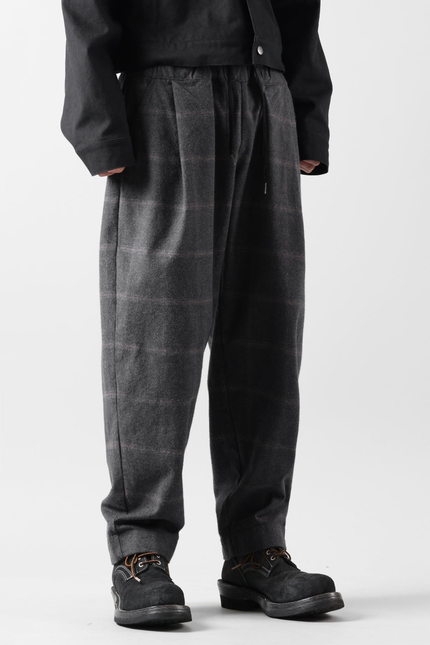 Load image into Gallery viewer, CAPERTICA PEGTOP EASY PANTS / DARK MELANGE CHECK FLANNEL (CHARCOAL)