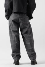 Load image into Gallery viewer, CAPERTICA PEGTOP EASY PANTS / DARK MELANGE CHECK FLANNEL (CHARCOAL)