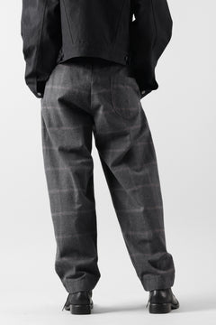 Load image into Gallery viewer, CAPERTICA PEGTOP EASY PANTS / DARK MELANGE CHECK FLANNEL (CHARCOAL)