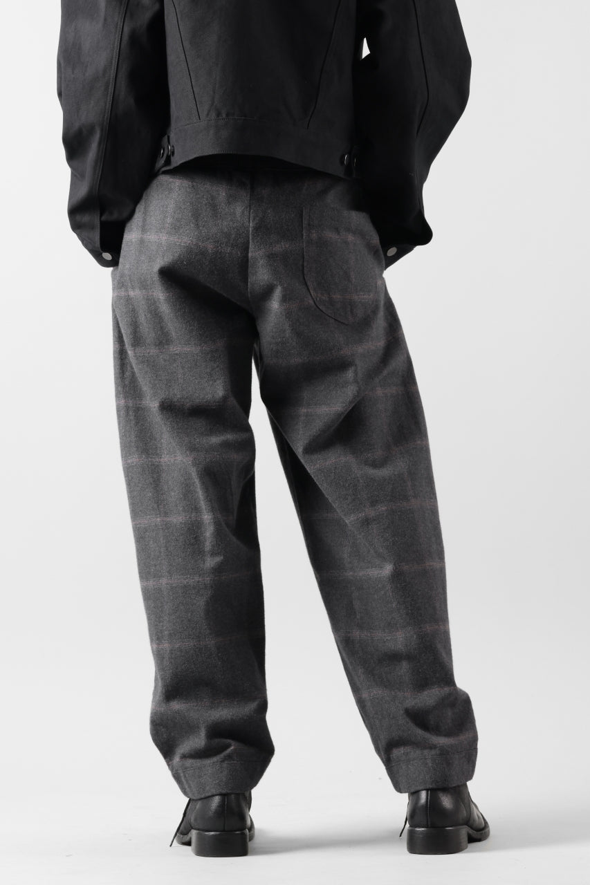 Load image into Gallery viewer, CAPERTICA PEGTOP EASY PANTS / DARK MELANGE CHECK FLANNEL (CHARCOAL)