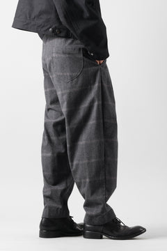Load image into Gallery viewer, CAPERTICA PEGTOP EASY PANTS / DARK MELANGE CHECK FLANNEL (CHARCOAL)