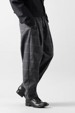Load image into Gallery viewer, CAPERTICA PEGTOP EASY PANTS / DARK MELANGE CHECK FLANNEL (CHARCOAL)