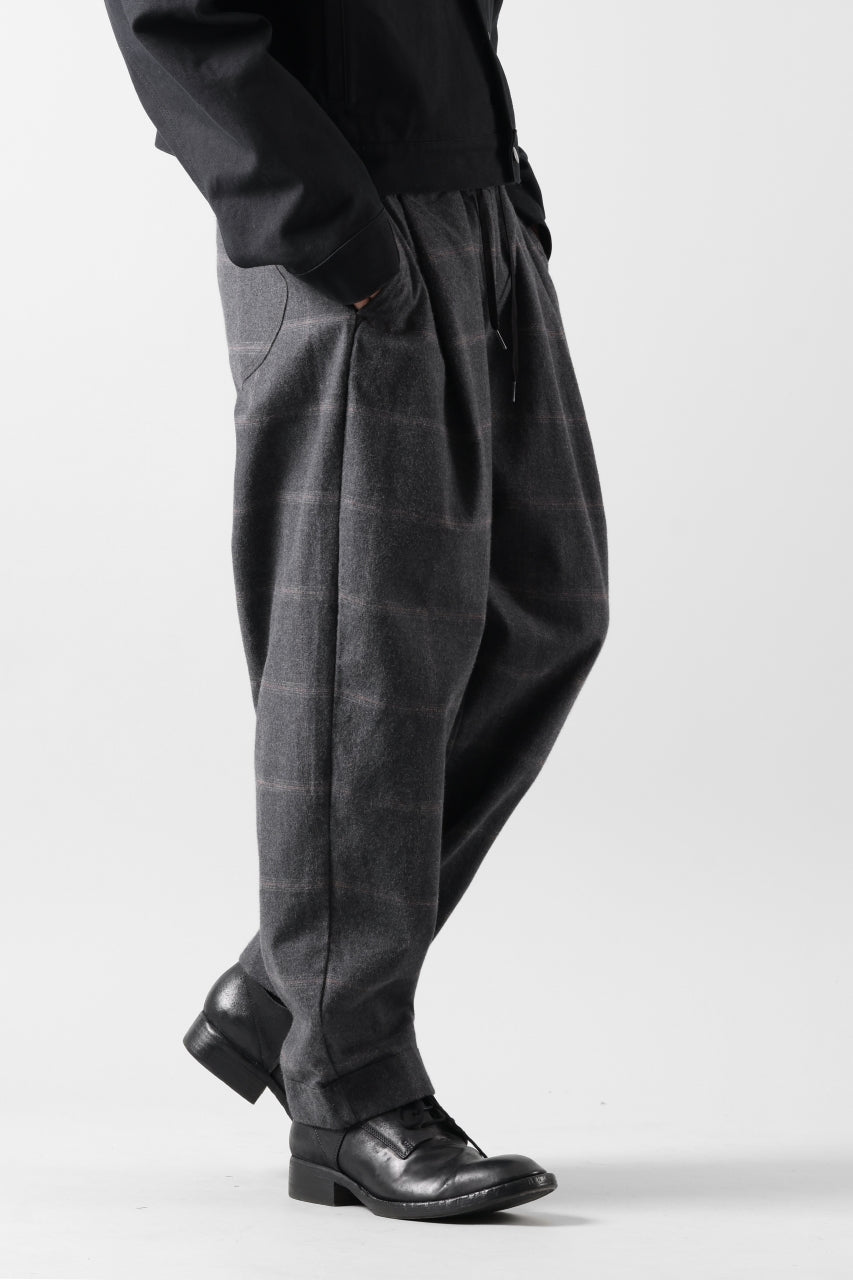 Load image into Gallery viewer, CAPERTICA PEGTOP EASY PANTS / DARK MELANGE CHECK FLANNEL (CHARCOAL)